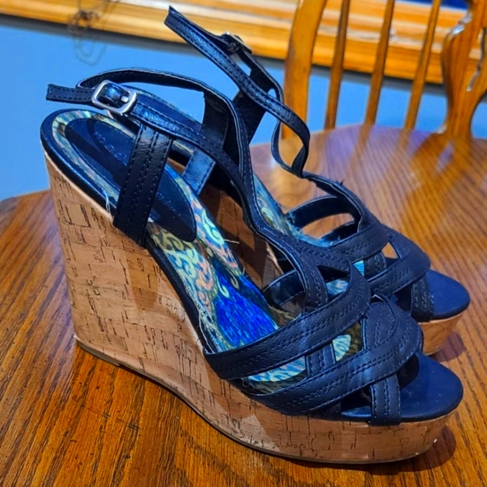 Black wedges